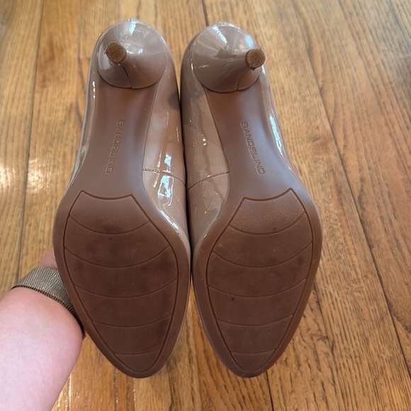 ✨ Bandolino Classic Tan Patent Heels — Size 8 ✨ - Picture 5 of 5